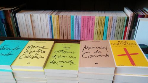 Alcuni degli autori portoghesi più noti, Pessoa e Saramago, hanno un posto d'onore tra gli scaffali